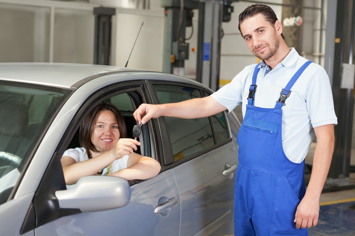 mechanik dający klucze